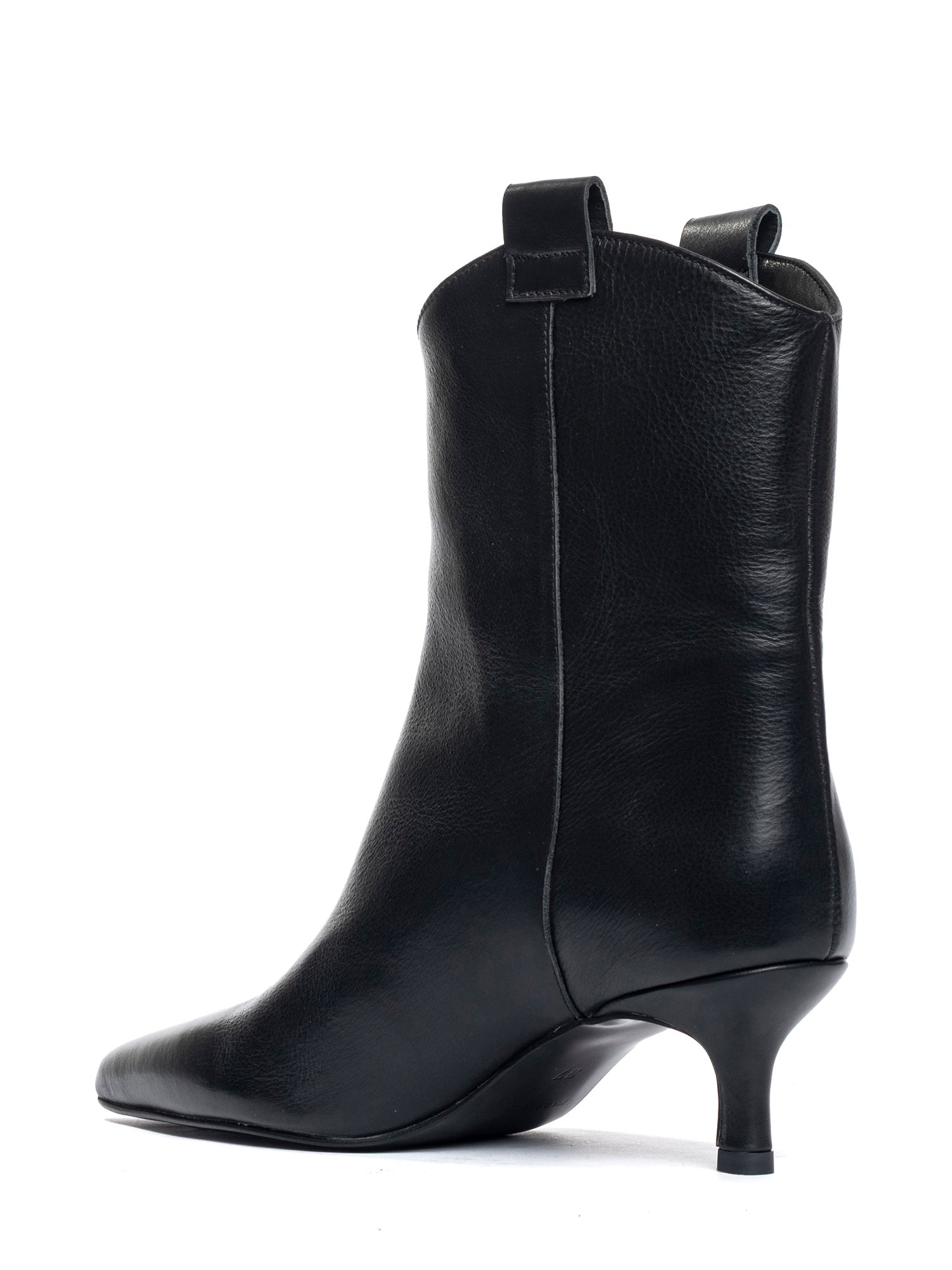 Charlotte Tronchetti in vitello nero
