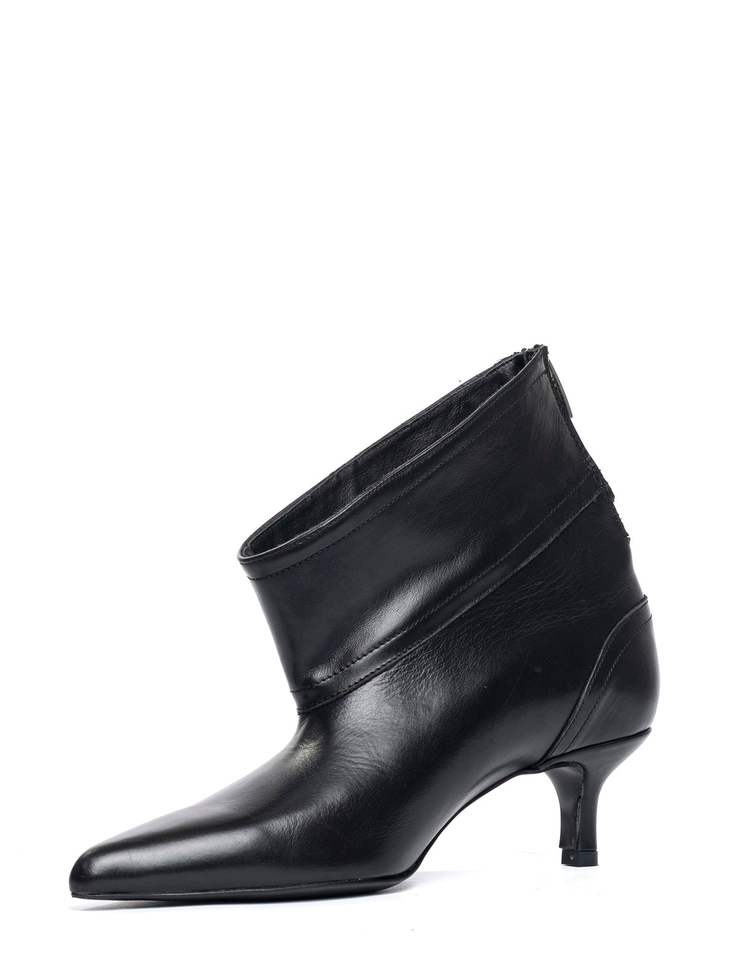 Dafne Tronchetti in vitello nero con zip laterali